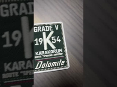 Costura personalizada em rótulos para acessórios de vestuário