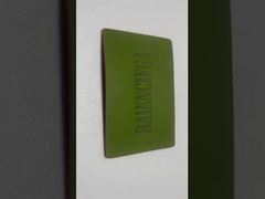 Etiqueta de Couro Preto em Relevo para Produtos de Jeans Duráveis e Elegantes