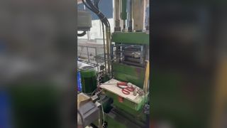 Filmagem real do processo de produção automatizado para aplicação de etiqueta preta, moldes de plástico