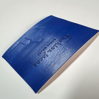 Etiqueta de etiqueta de couro em jeans azuis em relevo para sacos de jaquetas de crochê