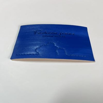 Etiqueta de etiqueta de couro em jeans azuis em relevo para sacos de jaquetas de crochê