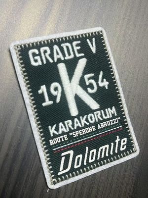 Costura personalizada em rótulos para acessórios de vestuário
