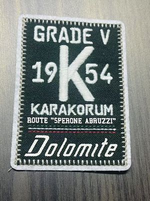 Costura personalizada em rótulos para acessórios de vestuário