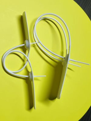Etiqueta de segurança de tecido de plástico branco em massa em retângulo de roupa