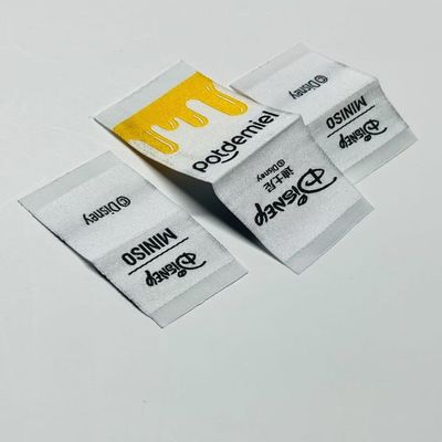 Etiquetas de roupas de tecido personalizadas Etiquetas de vestuário 0.4mm Logotipo 5000pcs
