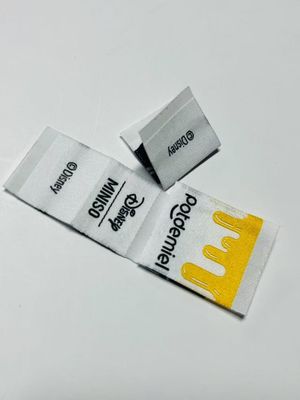 Etiquetas de roupas de tecido personalizadas Etiquetas de vestuário 0.4mm Logotipo 5000pcs