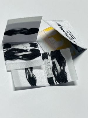 Etiquetas de roupas de tecido personalizadas Etiquetas de vestuário 0.4mm Logotipo 5000pcs