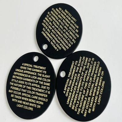 Etiquetas de roupa personalizadas claras e personalizáveis para as suas soluções de branding