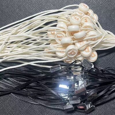 Comprimento de suspensão aproximadamente 10 polegadas, fecho de etiqueta de plástico, único e atraente, fácil para fixação de etiquetas de vestuário