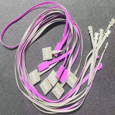 Estilo criativo de fixação de etiquetas de plástico único e atraente para atrair a atenção do cliente e melhorar a eficiência da marcação